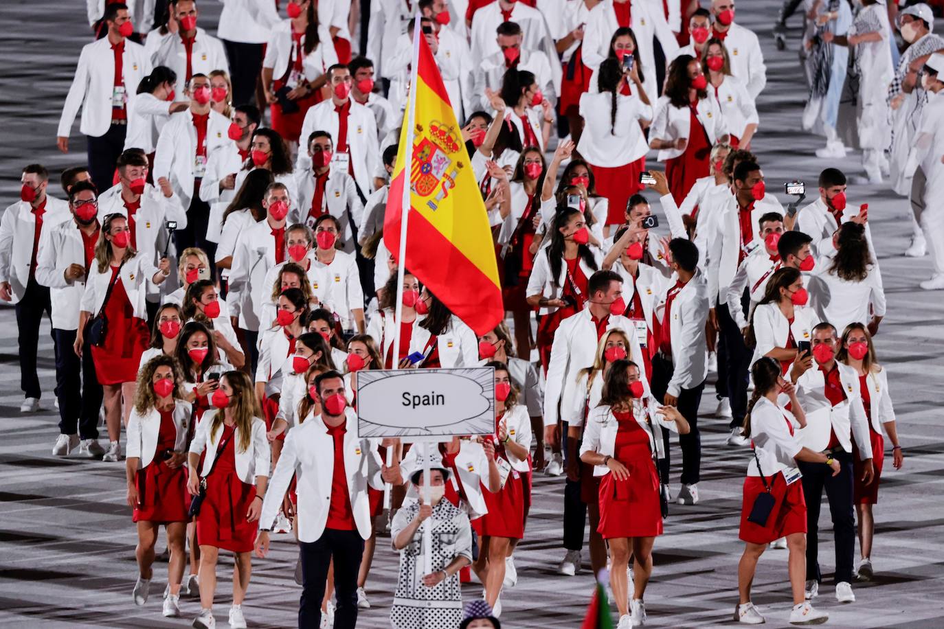 Saúl Craviotto y Mireia Belmonte, abanderados de España durante el desfile inaugural en el Estadio Olímpico.