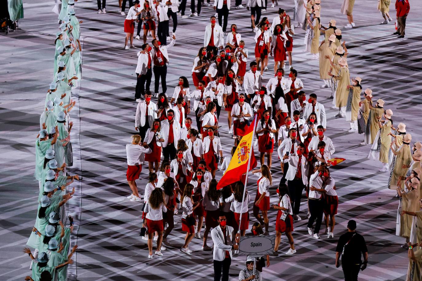 Saúl Craviotto y Mireia Belmonte, abanderados de España durante el desfile inaugural en el Estadio Olímpico.