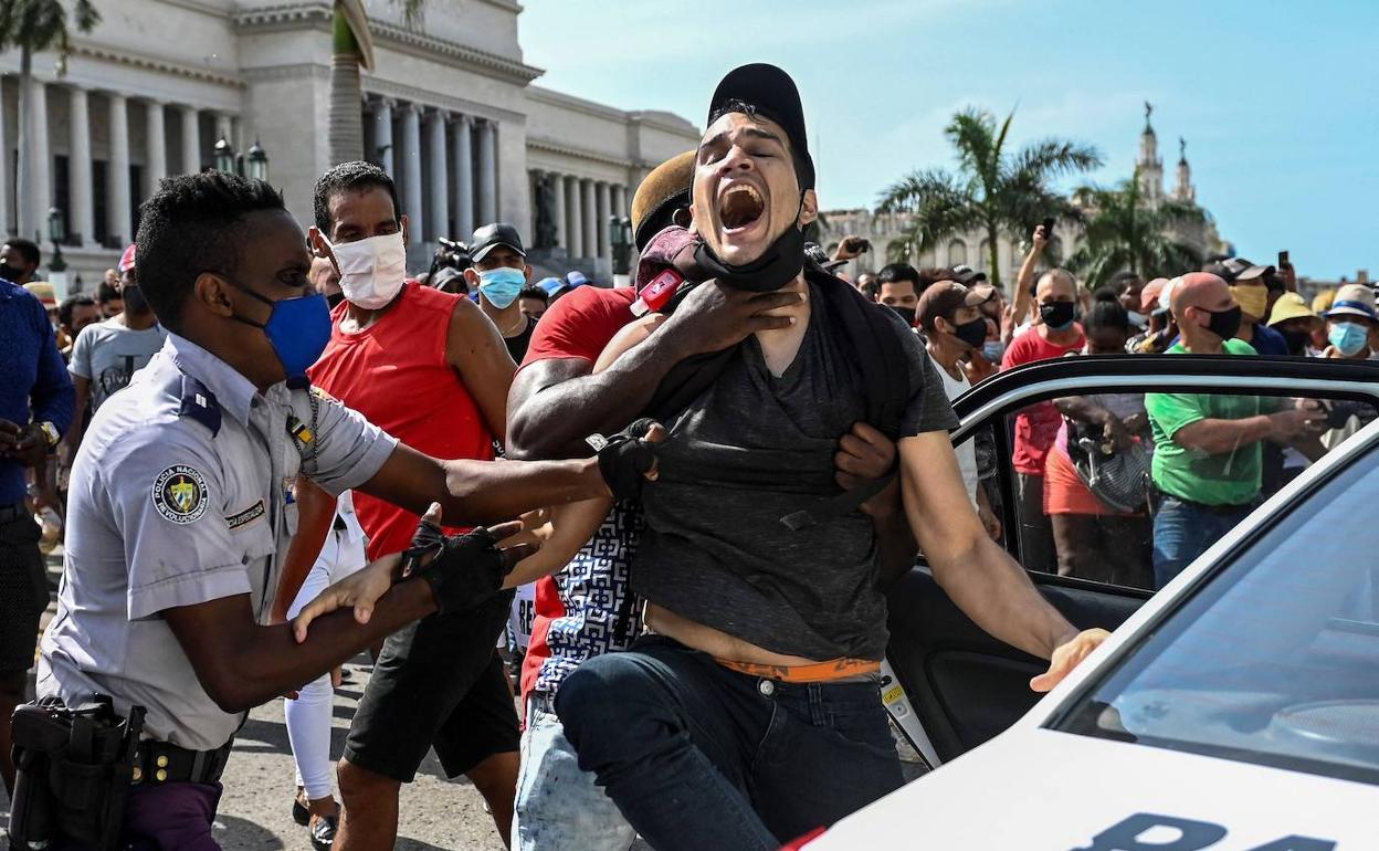 Arresto de un joven manifestante en La Habana, durante la protesta contra el Gobierno del 11 de julio.