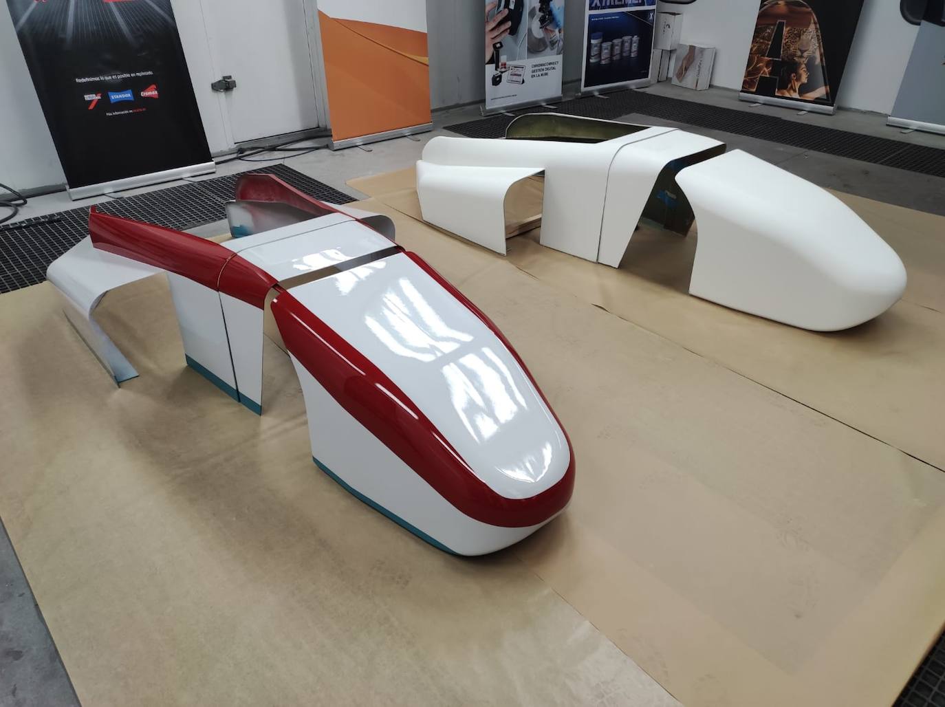 El primer coche eléctrico diseñado y construido en la EPI ya ha recorrido sus primeros metros. Las pruebas se realizaron esta misma semana y los alumnos que forman parte del equipo de Formula Student Uniovi eTech Racing celebran un hito que les permite, además, avanzar en el campeonato nacional. 