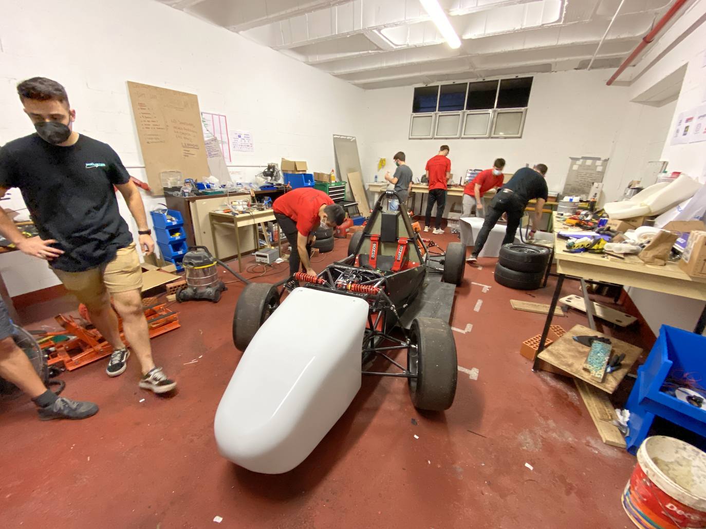 El primer coche eléctrico diseñado y construido en la EPI ya ha recorrido sus primeros metros. Las pruebas se realizaron esta misma semana y los alumnos que forman parte del equipo de Formula Student Uniovi eTech Racing celebran un hito que les permite, además, avanzar en el campeonato nacional. 