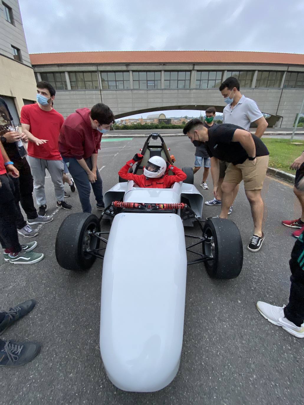 El primer coche eléctrico diseñado y construido en la EPI ya ha recorrido sus primeros metros. Las pruebas se realizaron esta misma semana y los alumnos que forman parte del equipo de Formula Student Uniovi eTech Racing celebran un hito que les permite, además, avanzar en el campeonato nacional. 