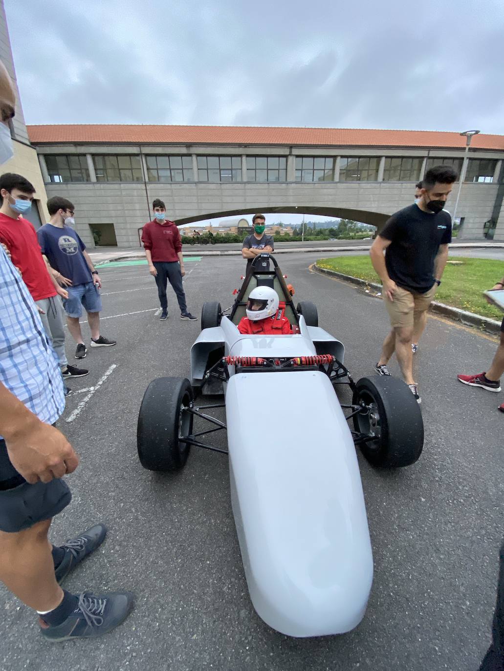 El primer coche eléctrico diseñado y construido en la EPI ya ha recorrido sus primeros metros. Las pruebas se realizaron esta misma semana y los alumnos que forman parte del equipo de Formula Student Uniovi eTech Racing celebran un hito que les permite, además, avanzar en el campeonato nacional. 