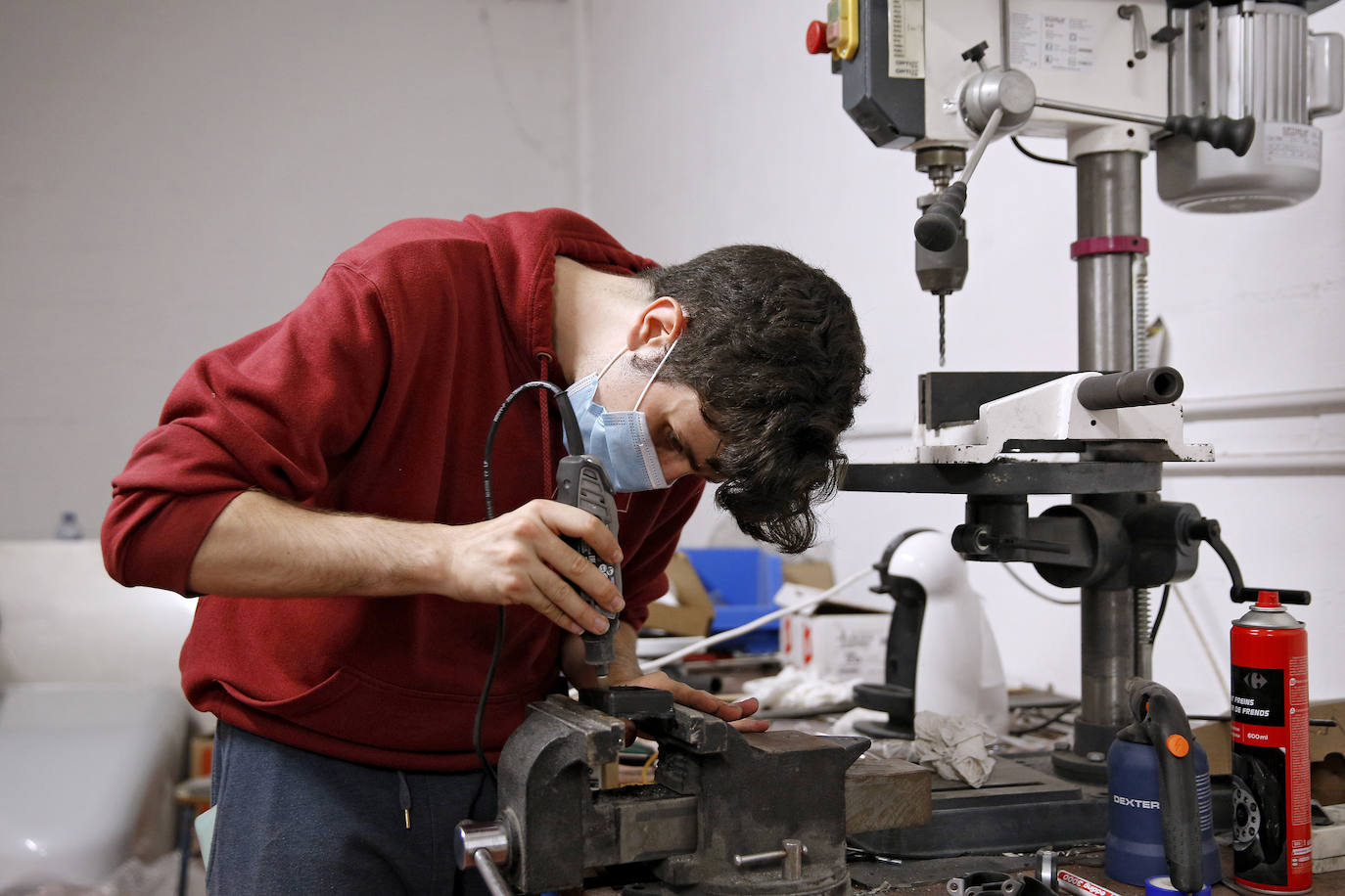 El primer coche eléctrico diseñado y construido en la EPI ya ha recorrido sus primeros metros. Las pruebas se realizaron esta misma semana y los alumnos que forman parte del equipo de Formula Student Uniovi eTech Racing celebran un hito que les permite, además, avanzar en el campeonato nacional. 