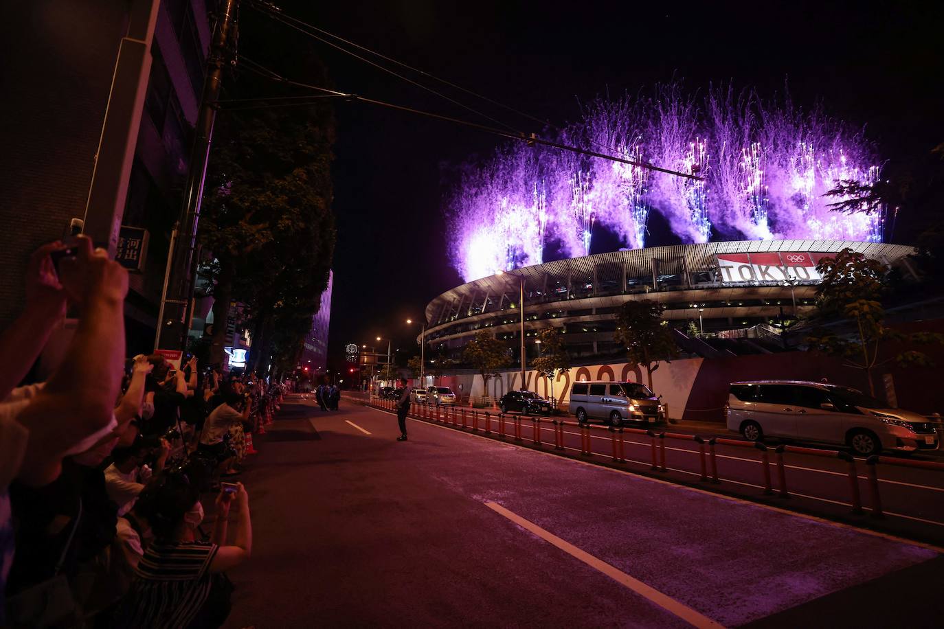 Los Juegos que más se han demorado han dado finalmente arranque tras más de un año. La ceremonia de inauguración, en la que las delegaciones desfilan cada cuatro años ante unas gradas entusiastas, fue en esta ocasión un acto desangelado, debido a la ausencia de público en las competiciones. Sin embargo, algunos rituales se repitieron, como el del encendido del pebetero, uno de los secretos mejor guardados en cada cita y que en esta ocasión consistió en un recipiente esférico inspirado en el Sol. La delegación española, de la que se muestran imágenes, estuvo abanderada por el palista Saúl Craviotto y la nadadora Mireia Belmonte.