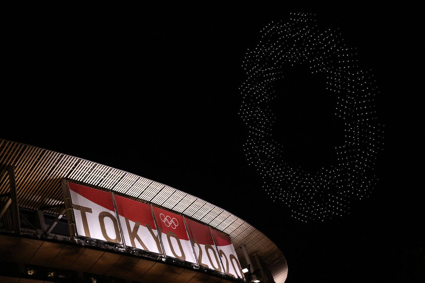 Los Juegos que más se han demorado han dado finalmente arranque tras más de un año. La ceremonia de inauguración, en la que las delegaciones desfilan cada cuatro años ante unas gradas entusiastas, fue en esta ocasión un acto desangelado, debido a la ausencia de público en las competiciones. Sin embargo, algunos rituales se repitieron, como el del encendido del pebetero, uno de los secretos mejor guardados en cada cita y que en esta ocasión consistió en un recipiente esférico inspirado en el Sol. La delegación española, de la que se muestran imágenes, estuvo abanderada por el palista Saúl Craviotto y la nadadora Mireia Belmonte.