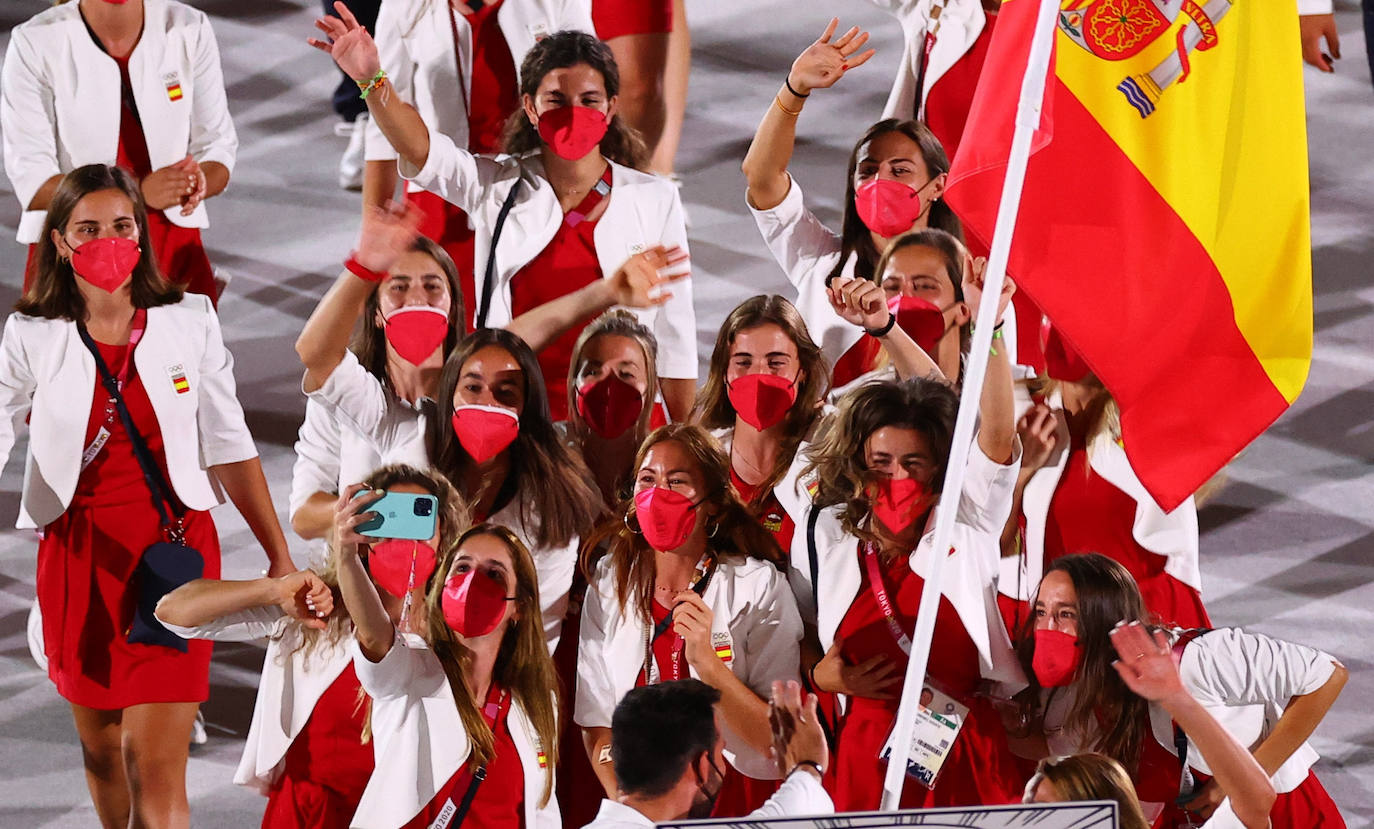 Los Juegos que más se han demorado han dado finalmente arranque tras más de un año. La ceremonia de inauguración, en la que las delegaciones desfilan cada cuatro años ante unas gradas entusiastas, fue en esta ocasión un acto desangelado, debido a la ausencia de público en las competiciones. Sin embargo, algunos rituales se repitieron, como el del encendido del pebetero, uno de los secretos mejor guardados en cada cita y que en esta ocasión consistió en un recipiente esférico inspirado en el Sol. La delegación española, de la que se muestran imágenes, estuvo abanderada por el palista Saúl Craviotto y la nadadora Mireia Belmonte.