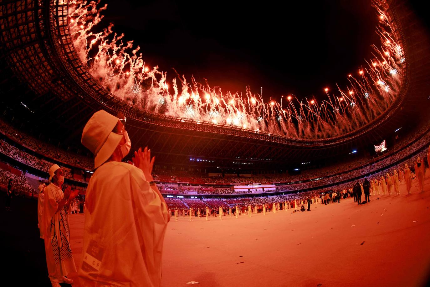 Los Juegos que más se han demorado han dado finalmente arranque tras más de un año. La ceremonia de inauguración, en la que las delegaciones desfilan cada cuatro años ante unas gradas entusiastas, fue en esta ocasión un acto desangelado, debido a la ausencia de público en las competiciones. Sin embargo, algunos rituales se repitieron, como el del encendido del pebetero, uno de los secretos mejor guardados en cada cita y que en esta ocasión consistió en un recipiente esférico inspirado en el Sol. La delegación española, de la que se muestran imágenes, estuvo abanderada por el palista Saúl Craviotto y la nadadora Mireia Belmonte.