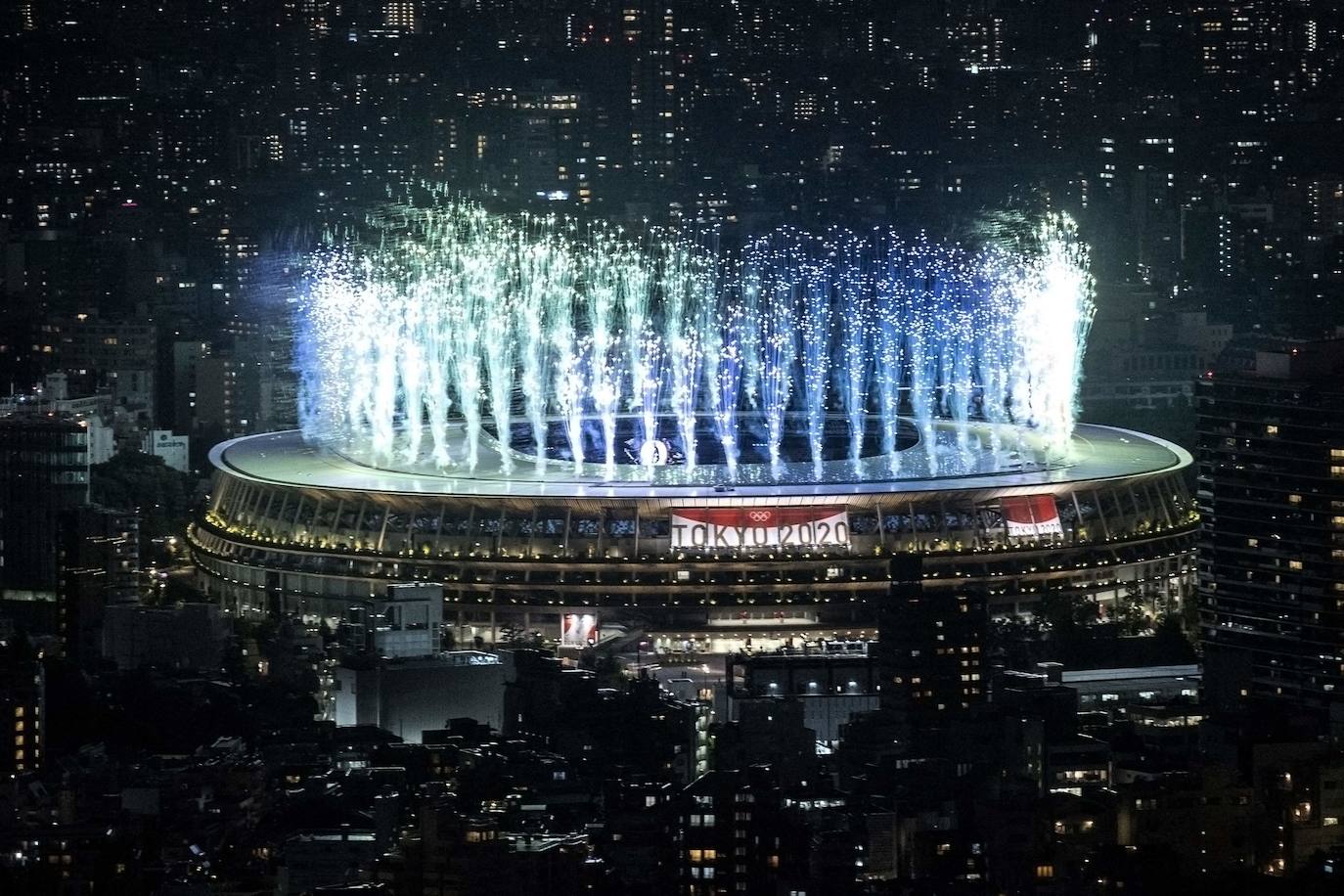 Los Juegos que más se han demorado han dado finalmente arranque tras más de un año. La ceremonia de inauguración, en la que las delegaciones desfilan cada cuatro años ante unas gradas entusiastas, fue en esta ocasión un acto desangelado, debido a la ausencia de público en las competiciones. Sin embargo, algunos rituales se repitieron, como el del encendido del pebetero, uno de los secretos mejor guardados en cada cita y que en esta ocasión consistió en un recipiente esférico inspirado en el Sol. La delegación española, de la que se muestran imágenes, estuvo abanderada por el palista Saúl Craviotto y la nadadora Mireia Belmonte.