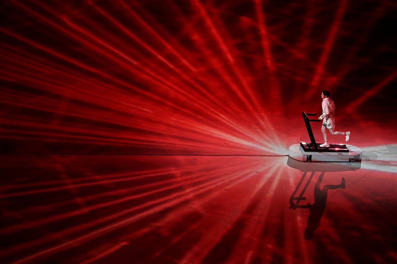 Los Juegos que más se han demorado han dado finalmente arranque tras más de un año. La ceremonia de inauguración, en la que las delegaciones desfilan cada cuatro años ante unas gradas entusiastas, fue en esta ocasión un acto desangelado, debido a la ausencia de público en las competiciones. Sin embargo, algunos rituales se repitieron, como el del encendido del pebetero, uno de los secretos mejor guardados en cada cita y que en esta ocasión consistió en un recipiente esférico inspirado en el Sol. La delegación española, de la que se muestran imágenes, estuvo abanderada por el palista Saúl Craviotto y la nadadora Mireia Belmonte.