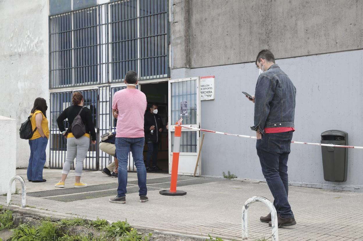 Centro de vacunación en Perchera La Braña, que a partir del próximo lunes será sustituido por el Palacio de Deportes de La Guía. 
