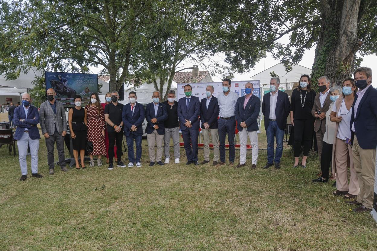 Autoridades, organizadores, patrocinadores, colaboradores y las directivas de la Federación y el Chas, en la foto de familia, al término del acto. 