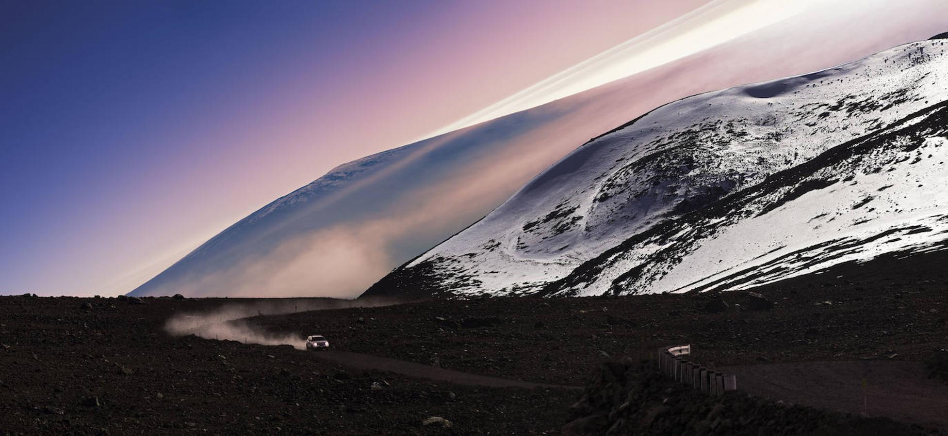 Mauna Loa: El Mauna Loa es uno de los volcanes más grandes de la Tierra (en área y volumen) y su nombre significa Montaña Larga en hawaiano. Un volcán que cubre casi la mitad del área de la isla de Hawai con una altura de 4.169 m. También es uno de los más activos de la Tierra, ya que a lo largo de la historia ha entrado en erupción en más de 100 ocasiones. Se estima que comenzó como un volcán submarino hace unos 500.000 años y tras varias erupciones prolongadas emergió del fondo oceánico unos 400.000 años atrás.