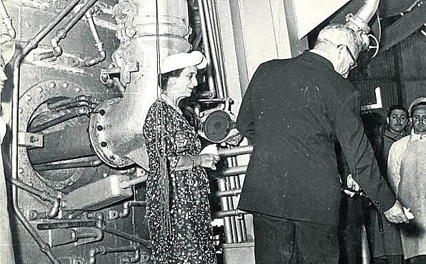 Carmen Polo, en 1957, en la inauguración del horno alto que lleva su nombre