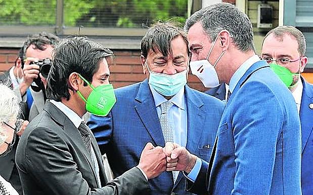 Pedro Sánchez saluda a Aditya Mittal, en presencia de Laskmi Mittal, el 13 de julio