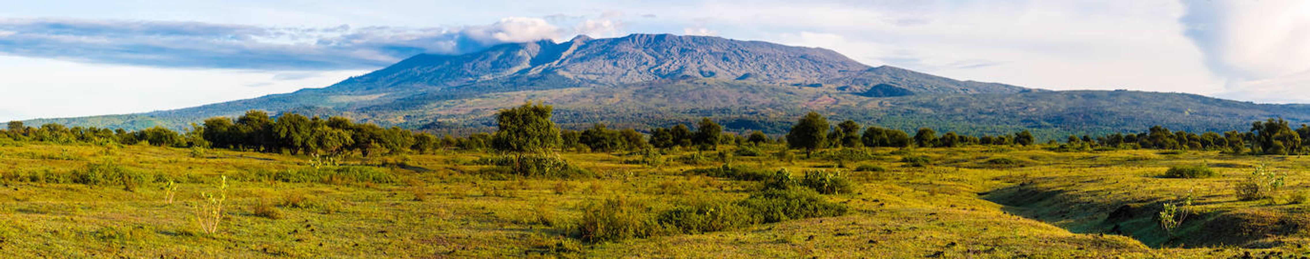 Tambora: Este volcán situado en la isla Indonesia de Sumbawa y que estalló en abril de 1815, cuando el país era una Colonia neerlandesa, está considerado como uno de los más mortíferos. Ya en aquel entonces su explosión se pudo escuchar a 2.600 km de distancia. La columna eruptiva alcanzó la estratosfera con 43.000 metros y la ceniza llegó a alcanzar los 1.300 km, llegando a arrasar todo a su paso y provocando la muerte de cerca de 12.000 personas. La última erupción tuvo lugar en 1967, aunque no fue explosiva, el volcán sigue estando en activo con una Caldera de 6 km de diámetro y 1100 m de profundidad.