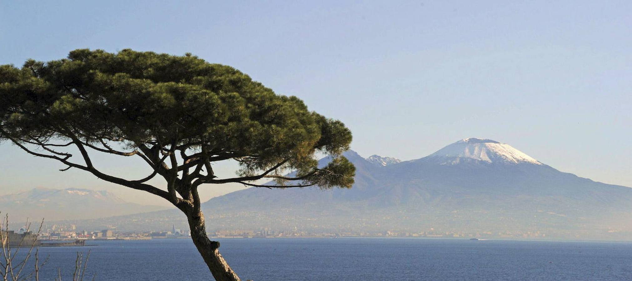 Monte Vesubio: Este volcán ubicado frente a la bahía de Napoles, es el volcán activo más conocido y uno de los más peligrosos del mundo. Conocido sobre todo por sepultar bajo sus cenizas las ciudades de Pompeya y Herculano en el 79 d.C. Su última erupción fue en 1944. Una de las razones de estar considerado el más peligroso del mundo, además de por estar en activo, es porque en sus inmediaciones viven cerca de tres millones de personas.