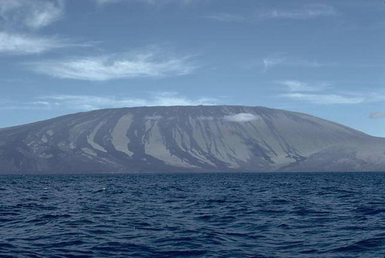 Volcán Wolf: Este volcán es el pico más alto de las Islas Galápagos y se encuentra concretamente situado en la Isla Isabela. Su última erupción es especialmente reciente ya que se produjo el 25 de mayo de 2015, tras haber estado 33 años sin actividad, pero al no encontrarse cerca de zonas habitadas, no representa gran peligro.