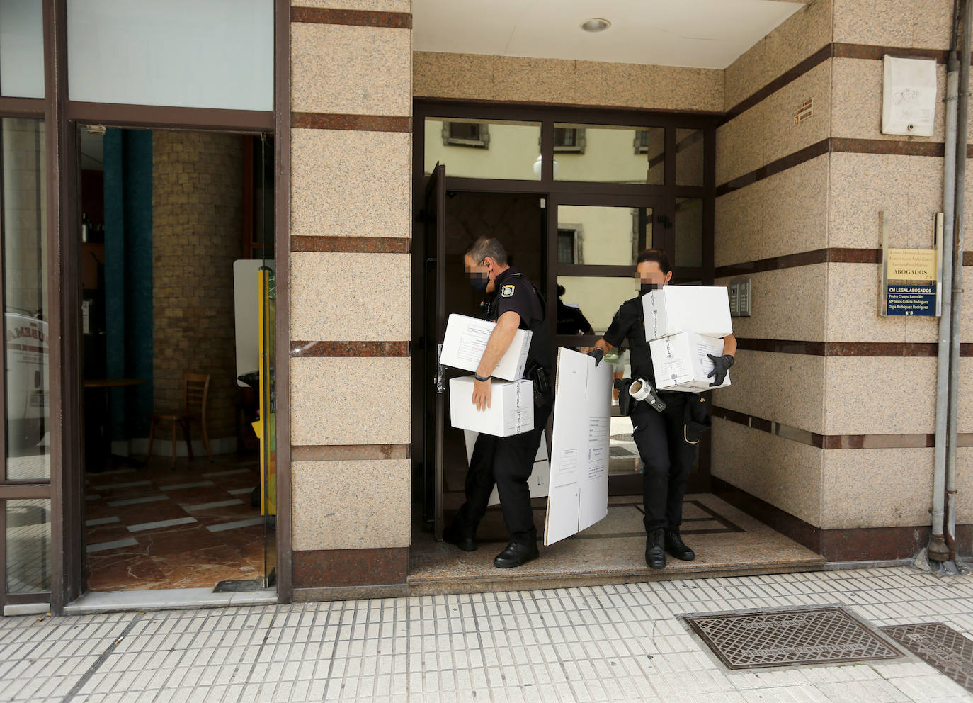 La Policía Nacional investiga una violación múltiple a dos jóvenes de 22 años en Gijón. Se ha detenido a cuatro hombres, de entre 20 y 30 años, de nacionalidad portuguesa.