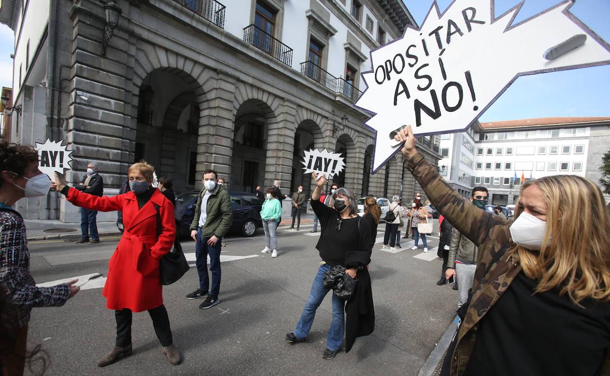 Manifestación de profesores interinos ante la sede de la Consejería de Educación el pasado mes de abril.