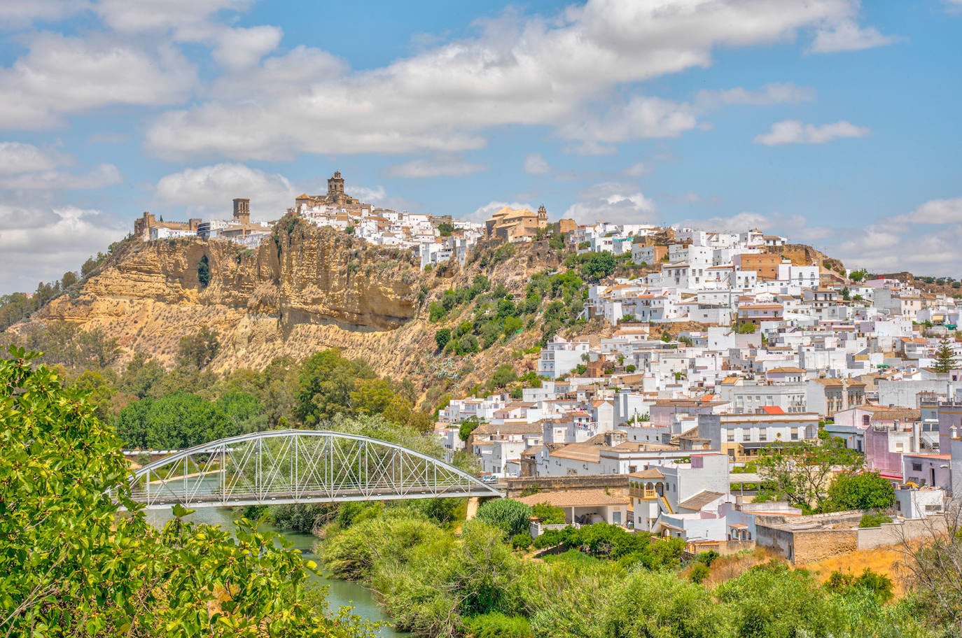 Andalucía es una comunidad autónoma con grandes atractivos turísticos: arte, gastronomía, buen tiempo, idílicas playas... Si tienes pensado viajar al sur en verano, estos son algunos de los pueblos con encanto que deberías visitar. En la fotografía, Arcos de la Frontera (Cádiz)