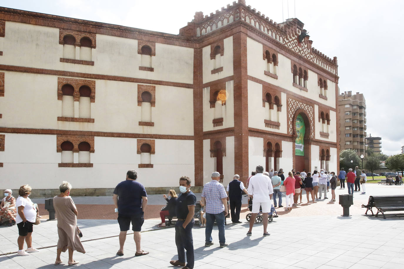 Fotos: Largas colas para sacar el abono de los toros en Gijón
