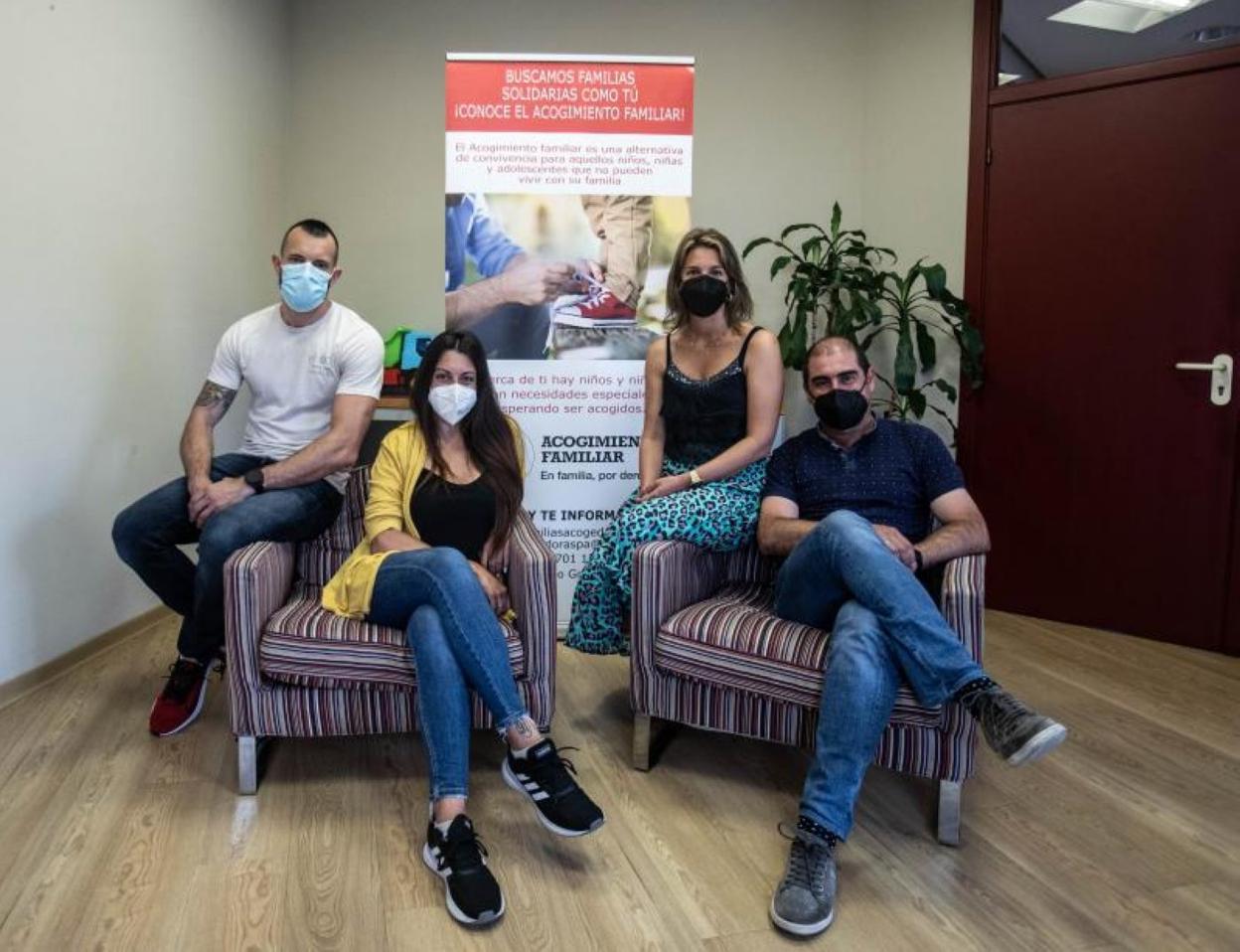 De izquierda a derecha, Daniel Gil y Paula Jaqueti junto a Elena Coppen y Tino Vigón. 