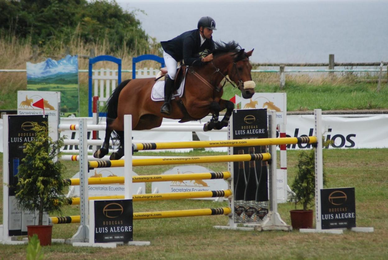Íñigo González salta un obstáculo durante su recorrido. 