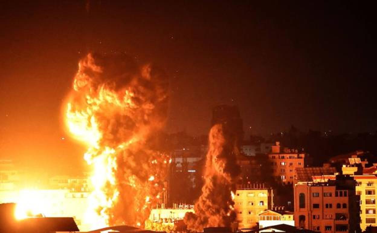 Fuerzas Aéreas de Israel bombardean una base militar de Hamas en Gaza