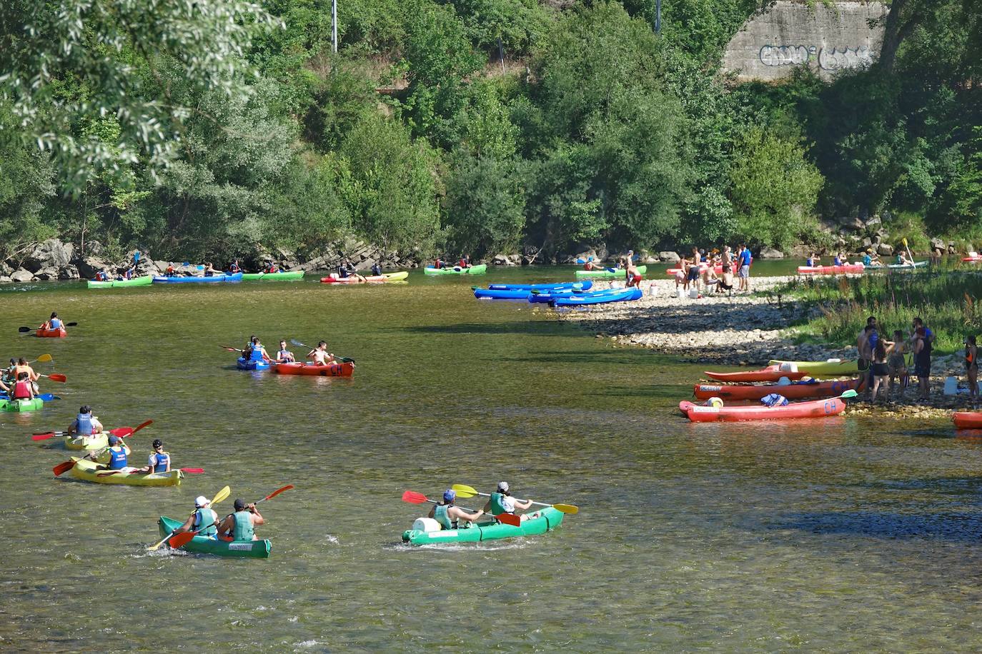 La temporada estival está siendo un completo éxito; las playas y terrazas se llenan y los asturianos cada vez tienen más ganas de disfrutar de la naturaleza, de las romerías con un culín en mano naturaleza, y de las múltiples propuestas culturales que ofrece nuestra región.