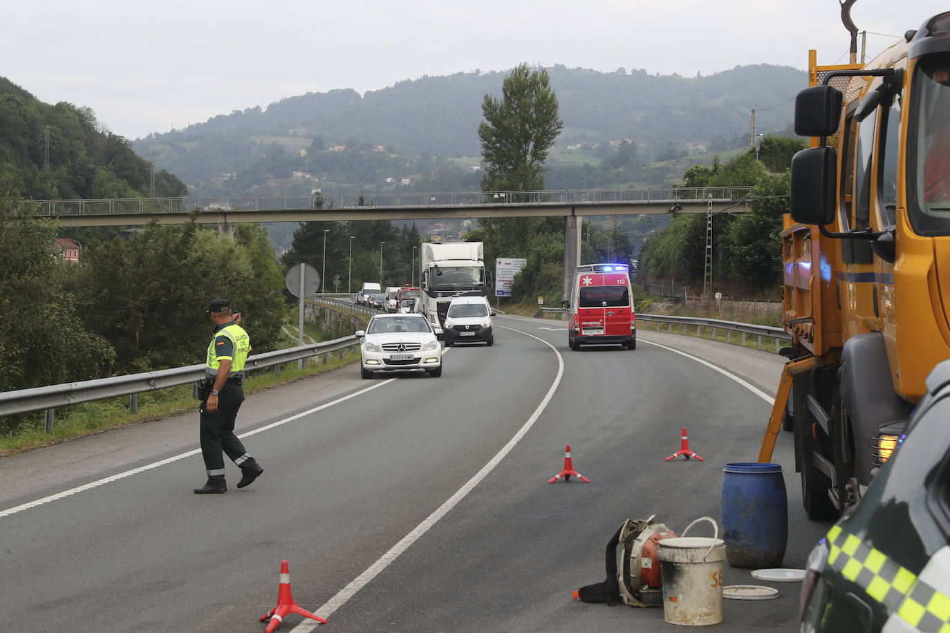 Dos personas han resultado heridas en un choque frontal entre dos vehículos en el corredor del Nalón, a la altura del pozo Sotón. El accidente provocó retenciones en la zona mientras se procedía a la evacuación de los heridos y la retirada de los coches.