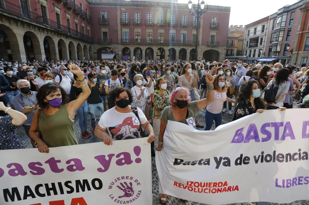 Un clamor en Gijón por el «fin de las manadas» El Comercio Diario de Asturias