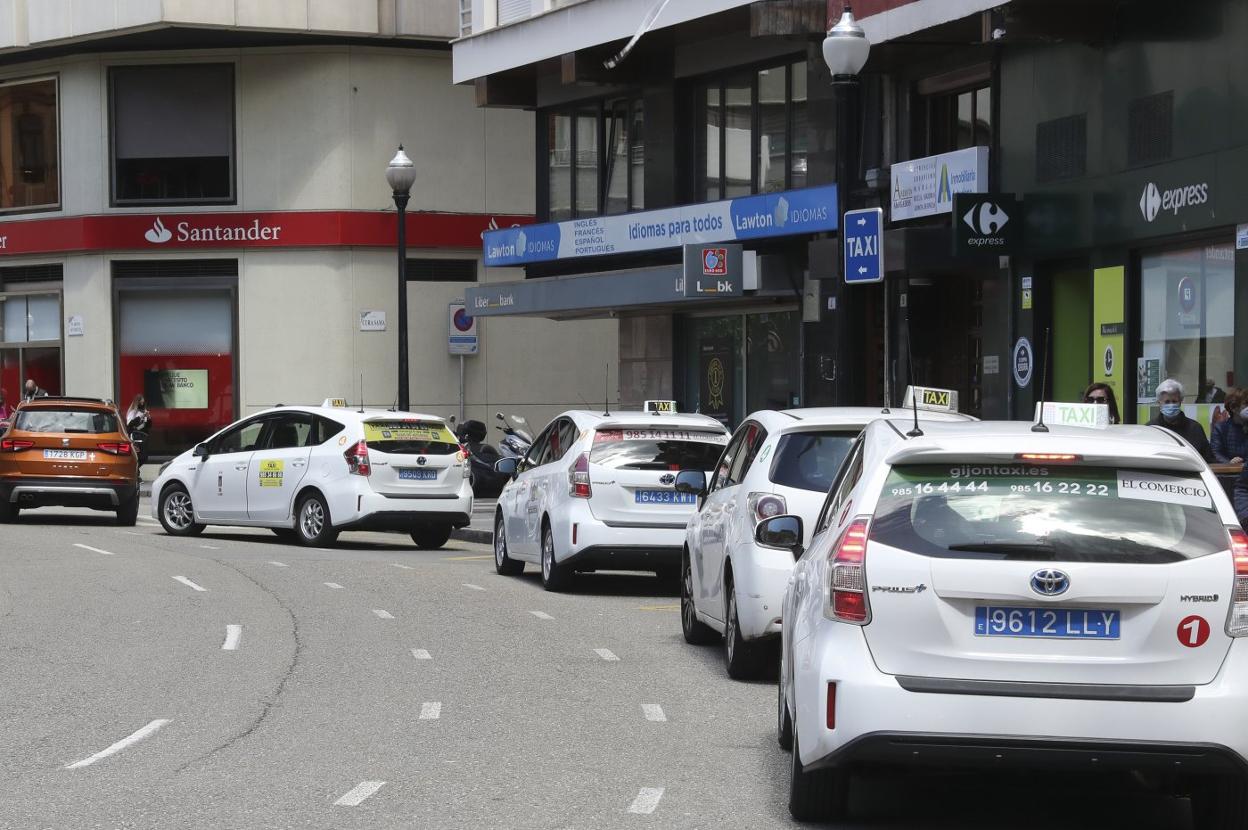 Un grupo de taxis estacionados en la parada de la Plazuela. 