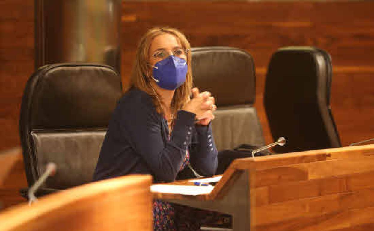 Ángela Vallina en la Junta General del Principado. 