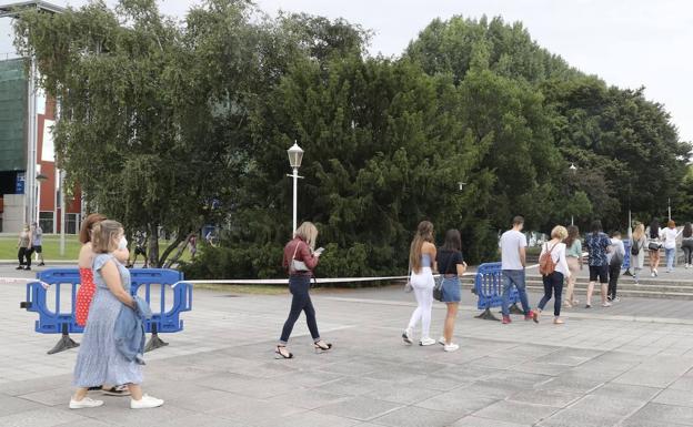 Imagen. Los veinteañeros hacen cola en Gijón para vacunarse