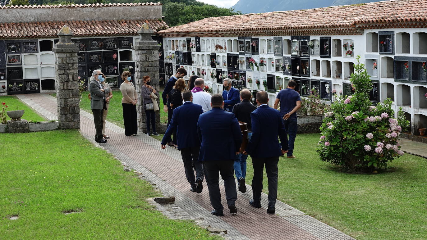 Último adiós a Menchu Álvarez del Valle en Ribadesella. El cementerio de la localidad riosellana de El Carmen ha acogido el entierro de la periodista, fallecida a los 93 años. Al acto, en la más estricta intimidad y sin presencia de su nieta la Reina Letizia, ha acudido su círculo familiar más cercano, entre ellos sus hijos Jesús y Henar Ortiz, así como su hermana Marisol Álvarez del Valle. 