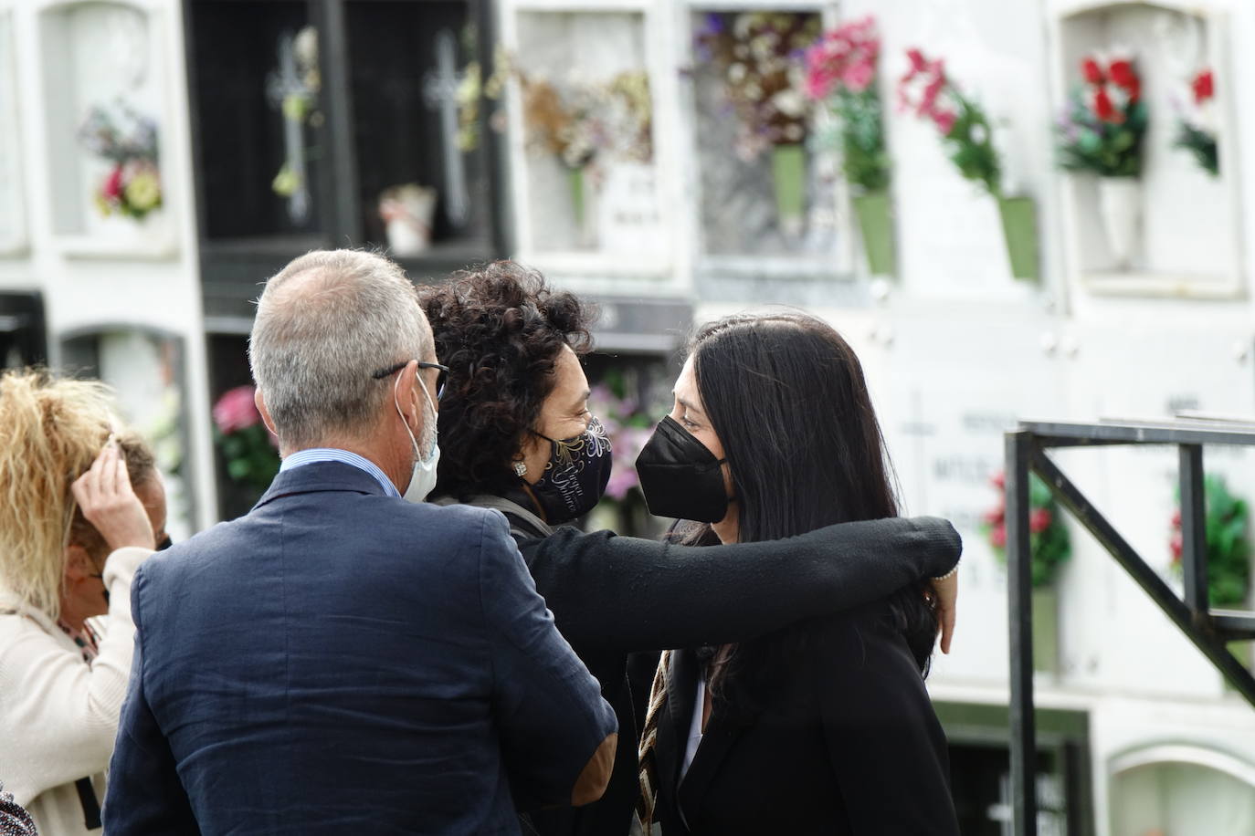 Último adiós a Menchu Álvarez del Valle en Ribadesella. El cementerio de la localidad riosellana de El Carmen ha acogido el entierro de la periodista, fallecida a los 93 años. Al acto, en la más estricta intimidad y sin presencia de su nieta la Reina Letizia, ha acudido su círculo familiar más cercano, entre ellos sus hijos Jesús y Henar Ortiz, así como su hermana Marisol Álvarez del Valle. 