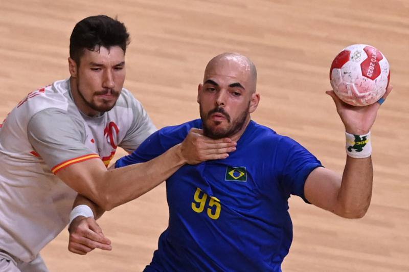 Hoy en Tokio Los Hispanos pasaron a los cuartos de final de balonmano tras ganar con mucho esfuerzo a Brasil. La buena noticia del tenis la trae Pablo Carreño, que ya está en cuartos. Sigue preocupando el estado de salud de la gimnasta estadounidense Simone Biles.