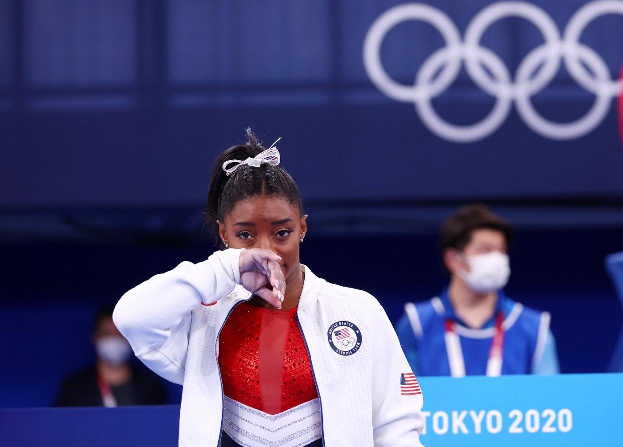 Simon Biles se retiró de la final tras realizar el primer salto. 