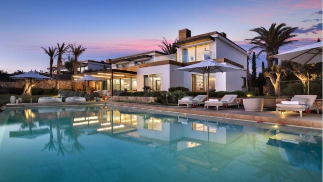 Mallorca (Calvià) | 1.228 metros cuadrados en primera línea de mar, con impresionantes vistas al Mediterráneo. Cuenta con nueve habitaciones y acceso privado directo al mar. Precio: 10,9 millones de euros.