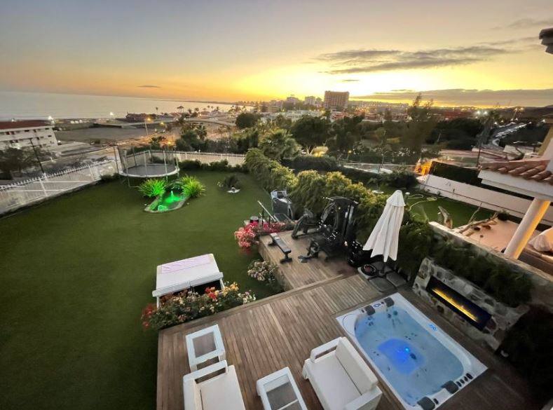 Las Palmas (San Bartolomé de Tirajana) | El quinto puesto es para esta espectacular casa en Canarias con vistas al océano Atlántico de 180º, zona de ocio en el exterior y una enorme piscina. Tiene el precio de 2.595.000 euros.