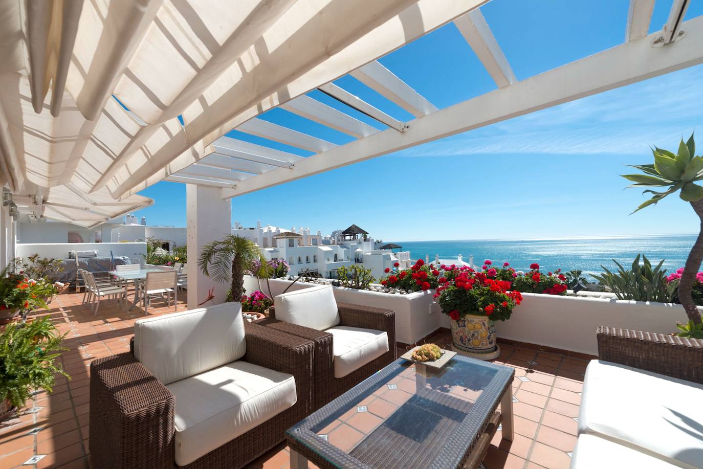 Málaga (Torremolinos) | Este ático ubicado en El Bajondillo cuesta 1.495.000 euros. Cuenta con 331 metros cuadrados y tres habitaciones. Construida frente a la playa de la Carihuela, la vivienda goza de unas magníficas vistas al mar.