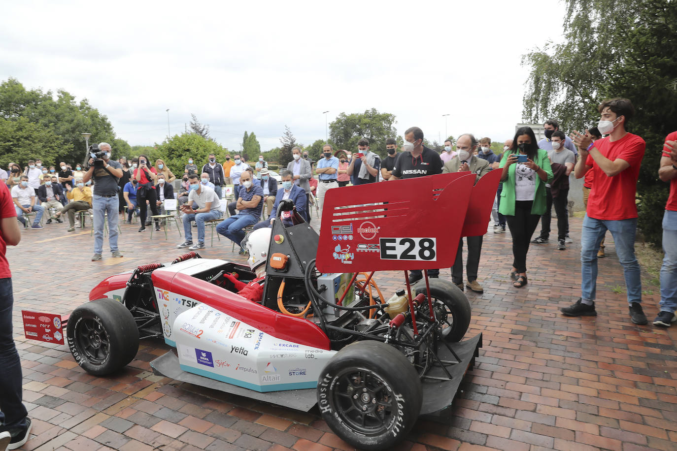 El monoplaza de competición ha sido diseñado y construido por estudiantes de la Universidad de Oviedo para competir en Formula Student, en agosto en el circuito de Montmeló.