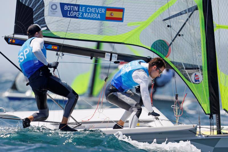 Hoy en Tokio los regatistas españoles Diego Botín y Iago López Marra se sitúan segundos empatados con los británicos, que son líderes. Nicolás García, con tan solo 19 años, se clasifica para la final de 200 metros espalda. La selección de baloncesto destroza a Argentina y se clasifica para cuartos. Y en dos sin timonel, dos sextos puestos en las categorías masculina y femenina.