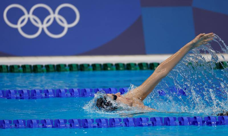 Hoy en Tokio los regatistas españoles Diego Botín y Iago López Marra se sitúan segundos empatados con los británicos, que son líderes. Nicolás García, con tan solo 19 años, se clasifica para la final de 200 metros espalda. La selección de baloncesto destroza a Argentina y se clasifica para cuartos. Y en dos sin timonel, dos sextos puestos en las categorías masculina y femenina.