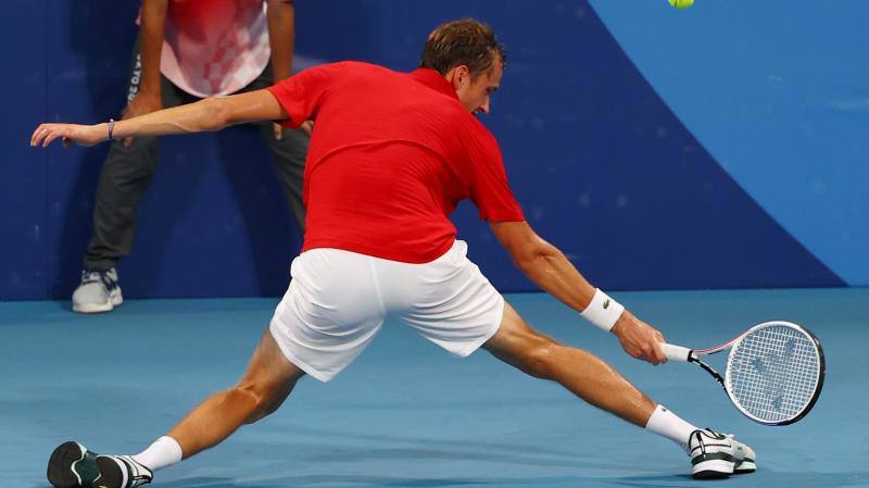 Hoy en Tokio los regatistas españoles Diego Botín y Iago López Marra se sitúan segundos empatados con los británicos, que son líderes. Nicolás García, con tan solo 19 años, se clasifica para la final de 200 metros espalda. La selección de baloncesto destroza a Argentina y se clasifica para cuartos. Y en dos sin timonel, dos sextos puestos en las categorías masculina y femenina.