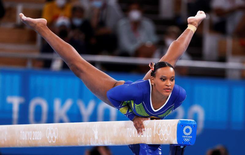 Hoy en Tokio los regatistas españoles Diego Botín y Iago López Marra se sitúan segundos empatados con los británicos, que son líderes. Nicolás García, con tan solo 19 años, se clasifica para la final de 200 metros espalda. La selección de baloncesto destroza a Argentina y se clasifica para cuartos. Y en dos sin timonel, dos sextos puestos en las categorías masculina y femenina.