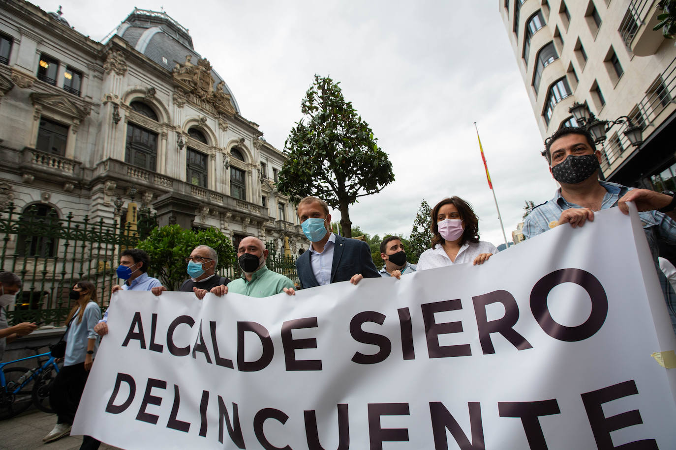 El Sindicato Independiente de Policías Locales de Asturias (Sipla) en Siero se ha manifestado este jueves frente a la Junta General y la sede de Presidencia del Principado de Asturias para pedir la dimisión del alcalde de Siero, el socialista Ángel García, después de que fuese condenado por un delito de lesiones leves contra un vecino de su inmueble en Lugones.