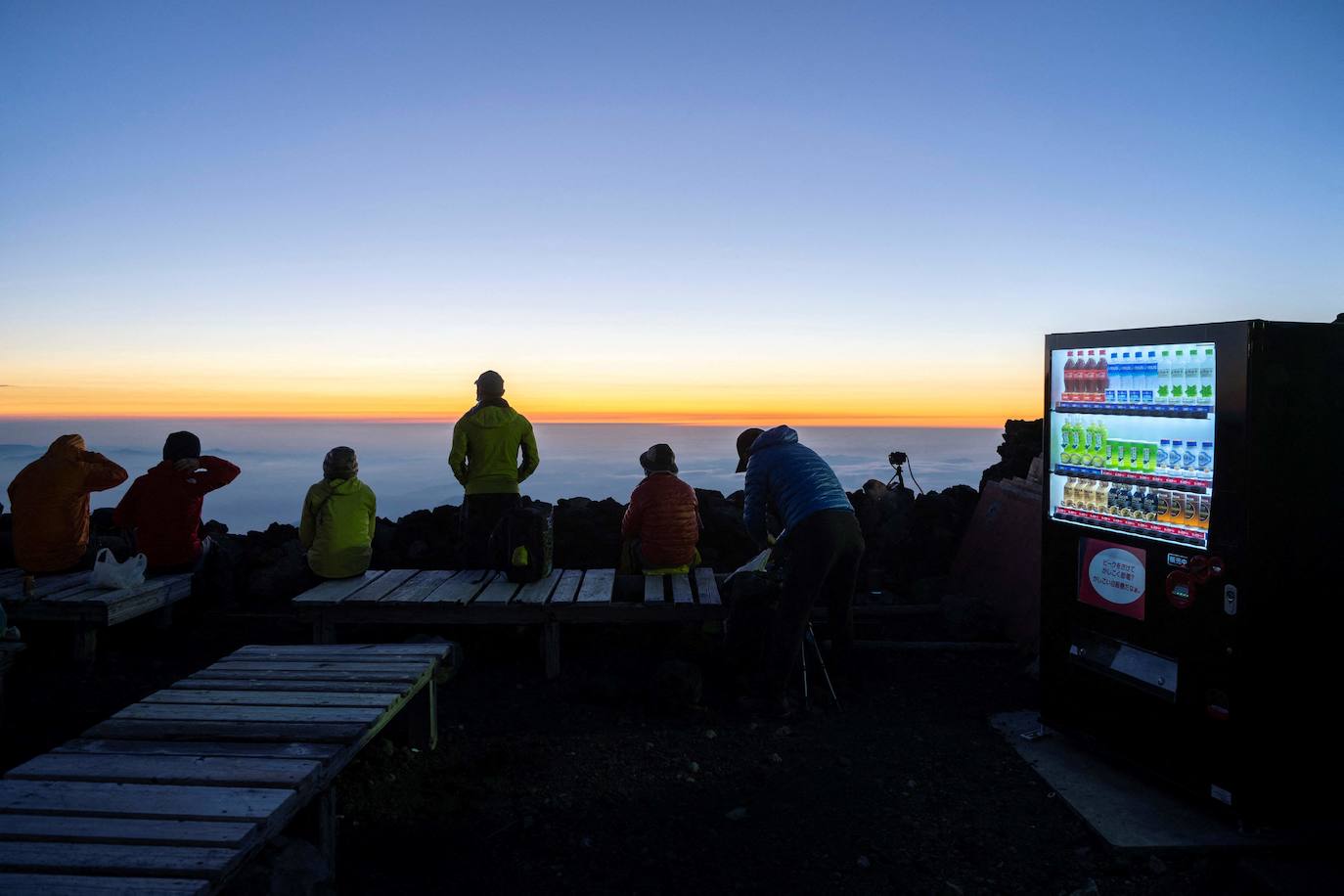 Japón es uno de los países que más sorprende a sus visitantes. La enorme diferencia cultural que surge al contemplar la sociedad nipona se extiende a sus paisajes, uno de cuyos exponentes más representativos es el monte Fuji, ubicado a escasos 70 kilómetros de Tokio, la capital del país. Unas montañas, valles y cerros con un encanto distinto al verde asturiano y bombeadas parcialmente por un volcán que es el principal emblema japonés.