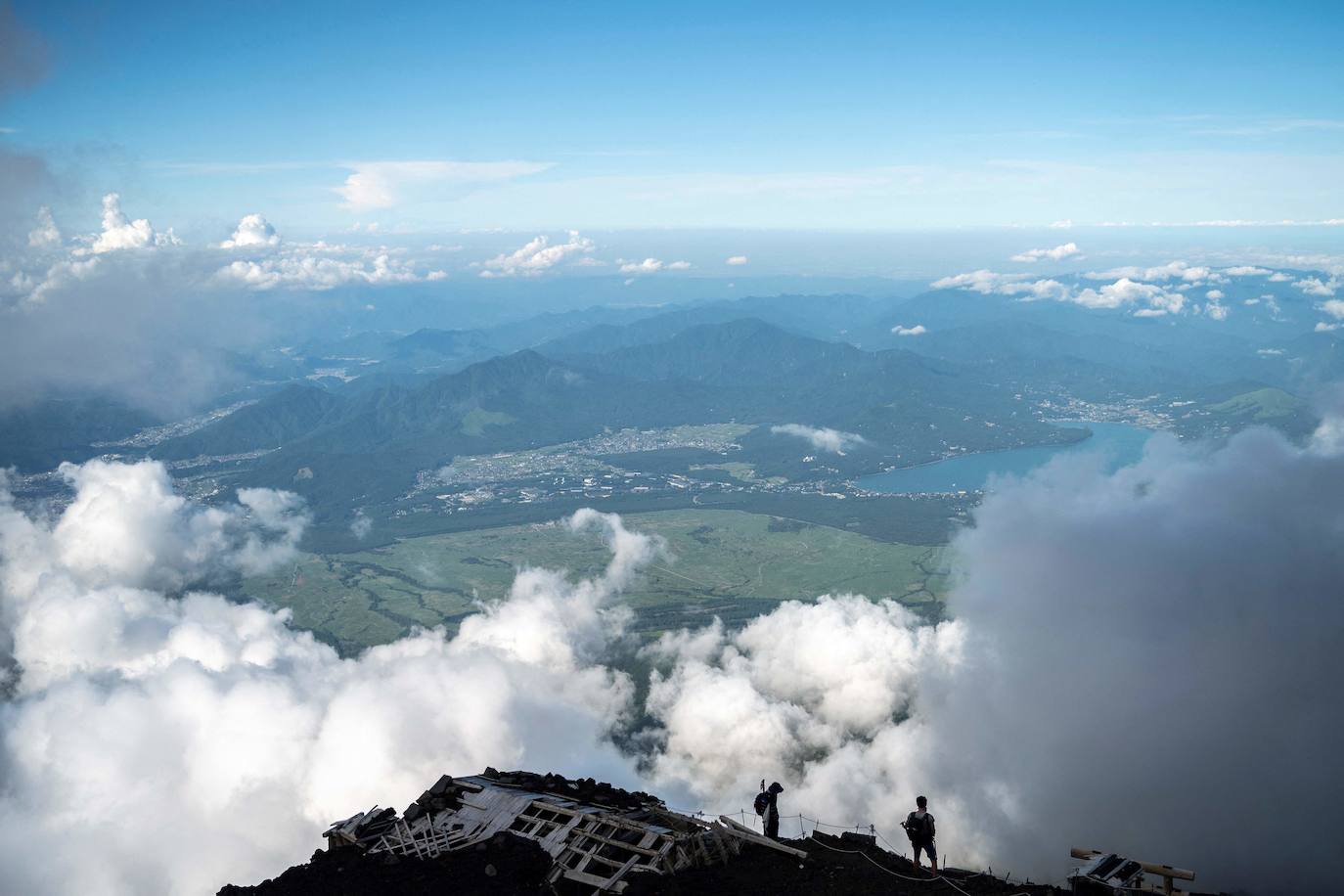 Japón es uno de los países que más sorprende a sus visitantes. La enorme diferencia cultural que surge al contemplar la sociedad nipona se extiende a sus paisajes, uno de cuyos exponentes más representativos es el monte Fuji, ubicado a escasos 70 kilómetros de Tokio, la capital del país. Unas montañas, valles y cerros con un encanto distinto al verde asturiano y bombeadas parcialmente por un volcán que es el principal emblema japonés.